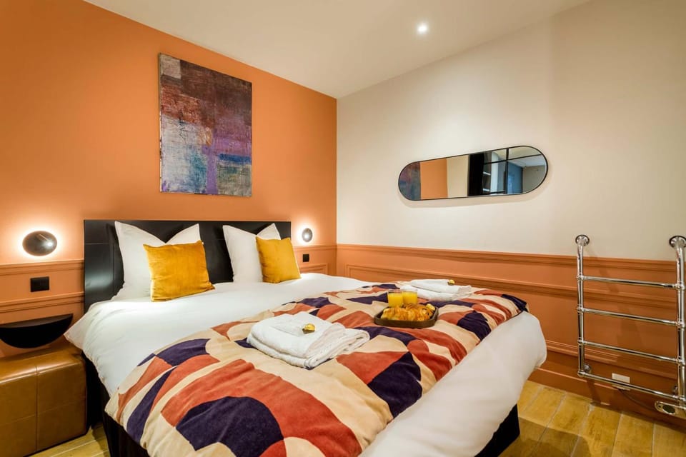 Bed, Bedroom, towels