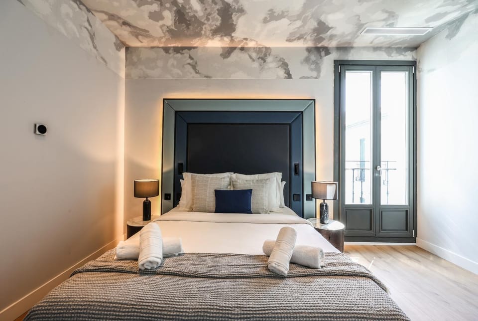 Photo of the whole room, Bedroom