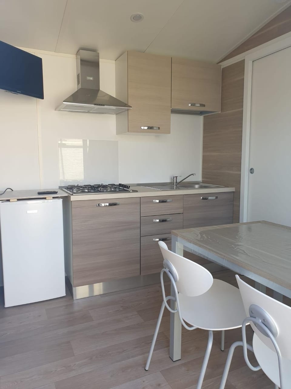 Kitchen or kitchenette, Seating area, stove