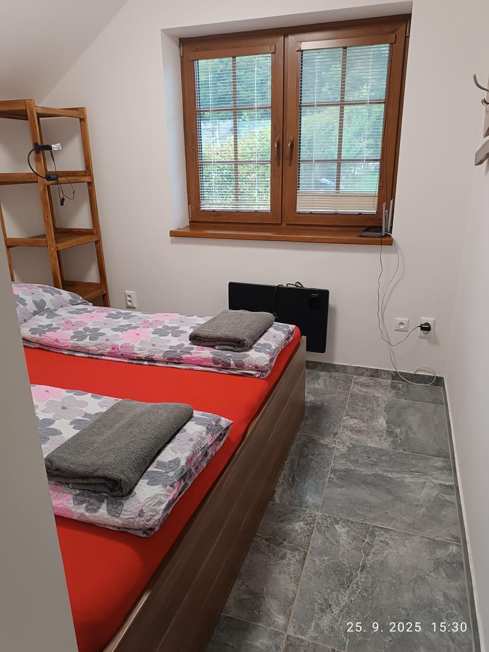 Photo of the whole room, Bedroom