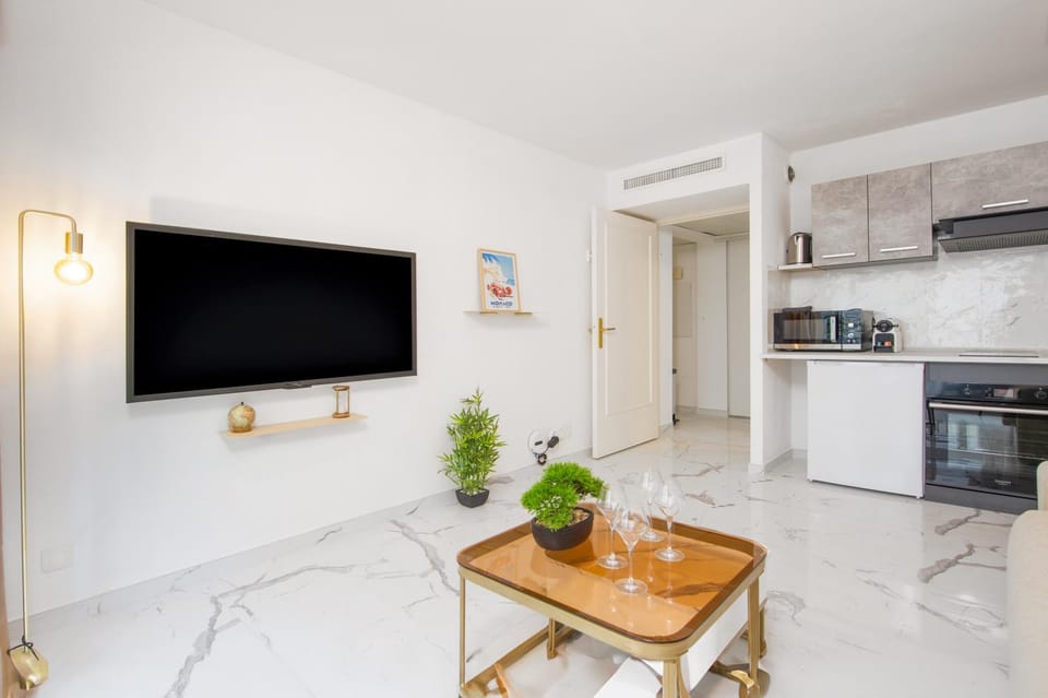 Communal lounge/ TV room, TV and multimedia, Kitchen or kitchenette, Dining area, oven, stove