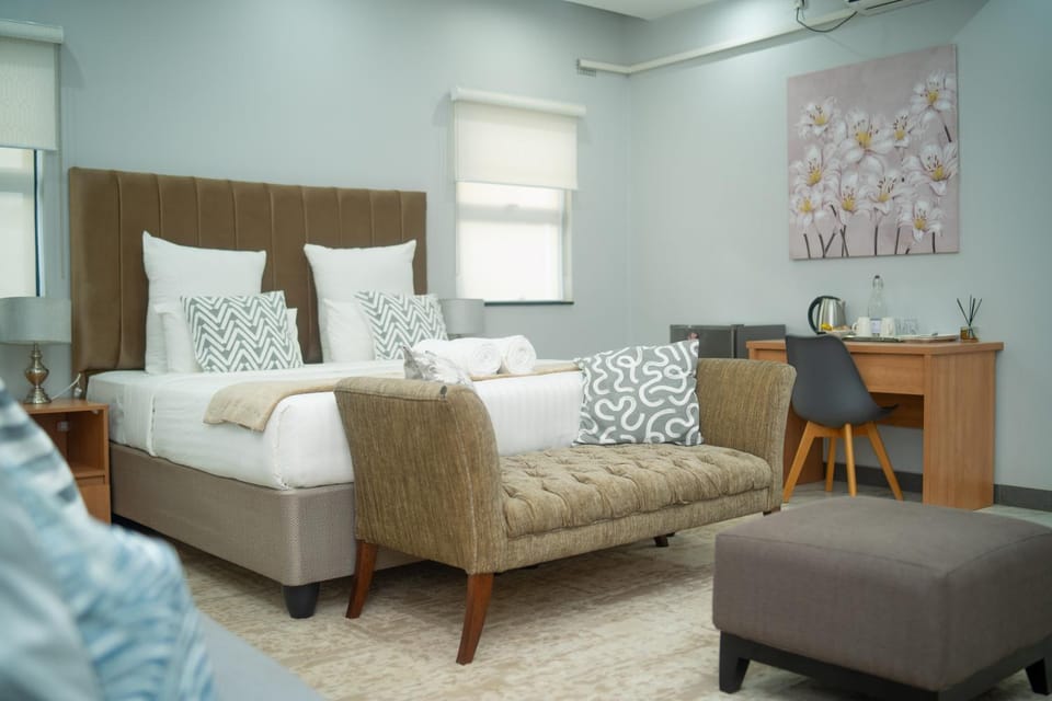 Bed, Seating area