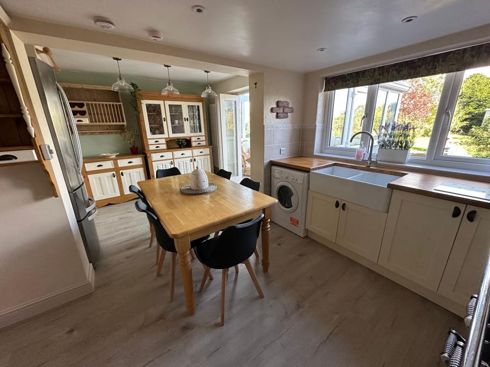 Kitchen or kitchenette, Dining area, stove