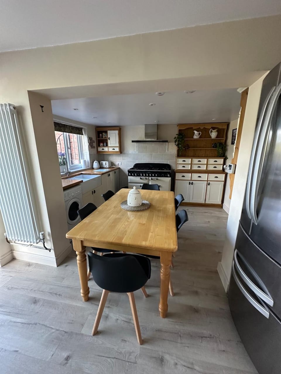 Kitchen or kitchenette, Seating area, Dining area, stove