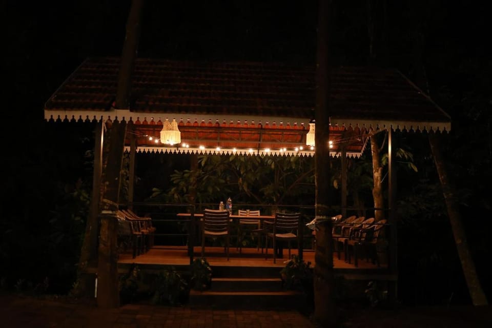Outhouse by Thottupuram Villa in Kerala