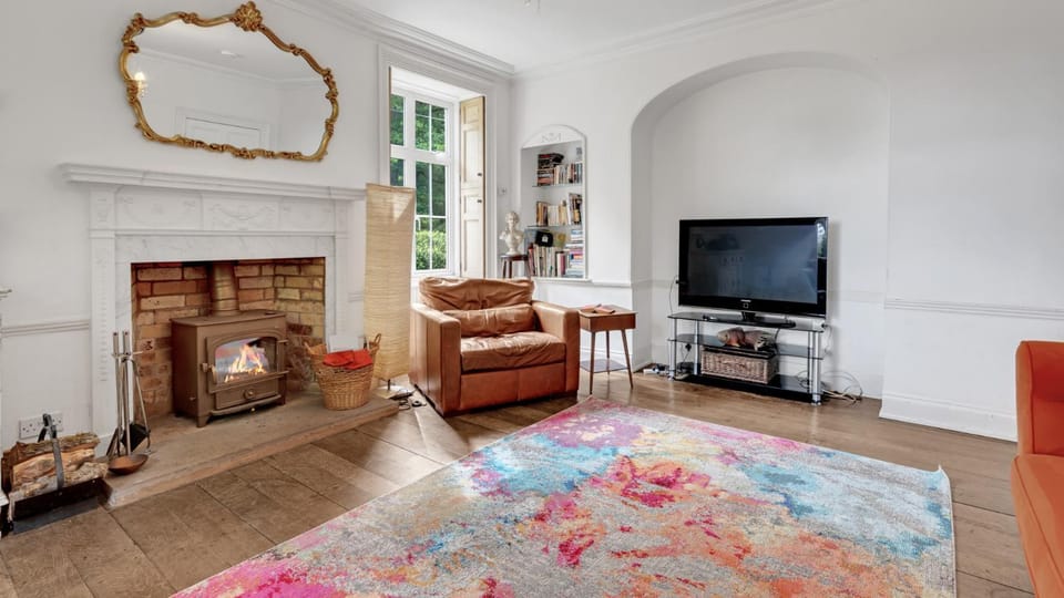 TV and multimedia, Living room, Seating area, fireplace