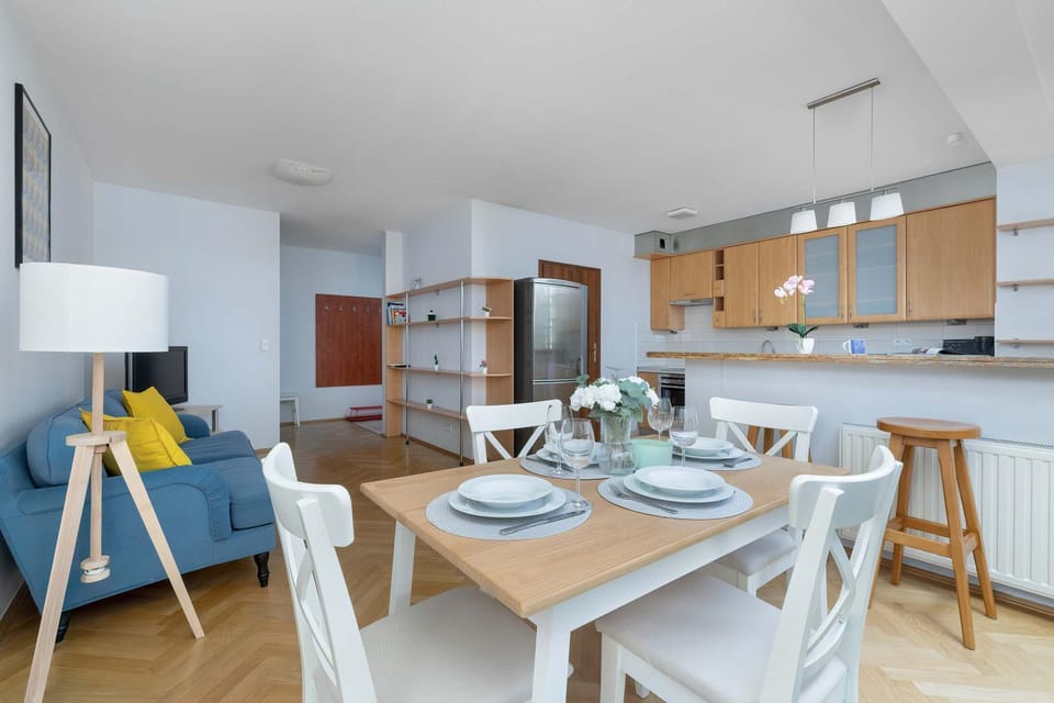 Kitchen or kitchenette, Living room, Seating area, Dining area