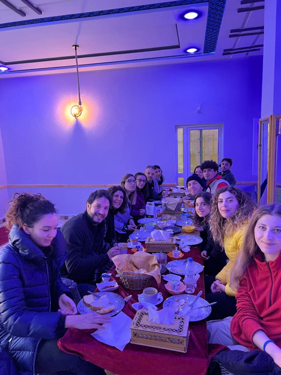 Restaurant/places to eat, Food and drinks, Breakfast, group of guests