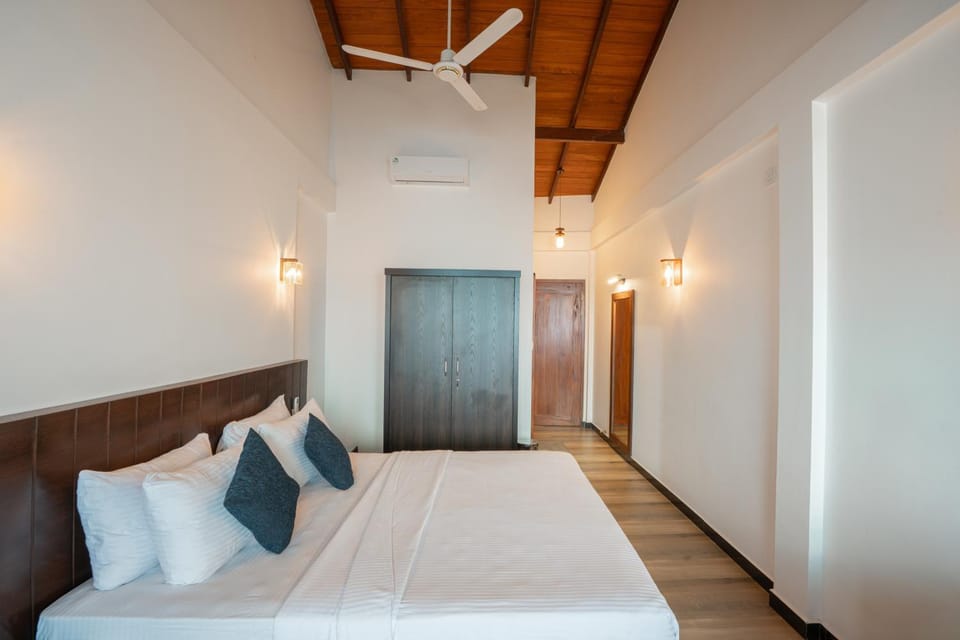 Bed, Photo of the whole room, wardrobe
