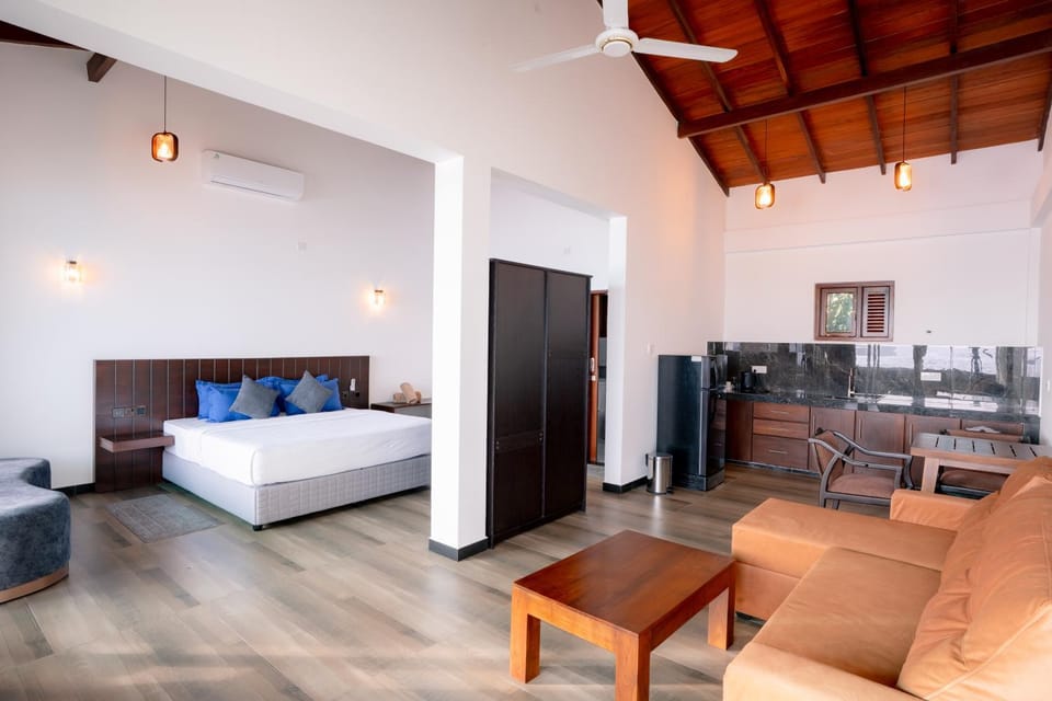 Bed, Kitchen or kitchenette, Living room