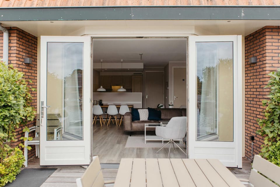 Property building, Patio, Day, Balcony/Terrace, Seating area