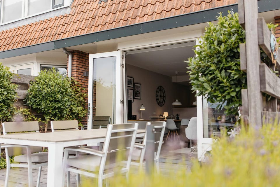 Property building, Patio, Garden, Balcony/Terrace