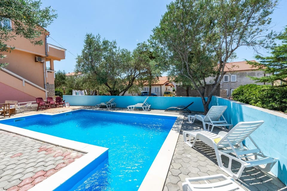 Day, Swimming pool