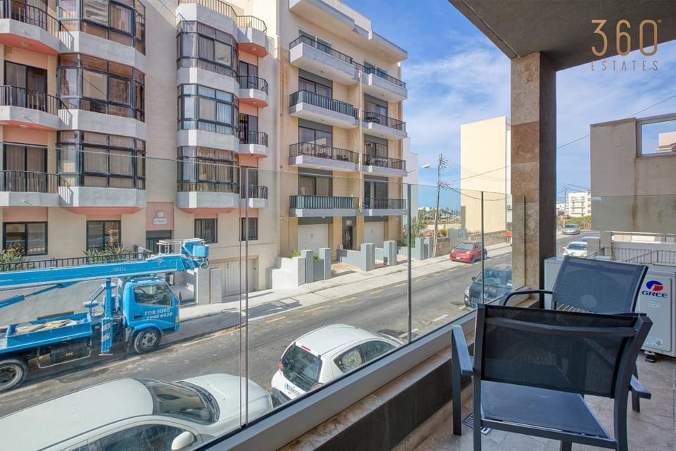 Property building, Patio, Communal lounge/ TV room, View (from property/room), Balcony/Terrace, Living room, Evening entertainment, City view, Street view, Location, Parking, sunbed