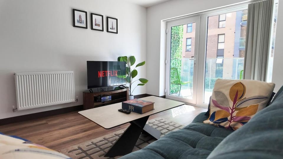 Communal lounge/ TV room, TV and multimedia, Living room, Seating area, Evening entertainment, internet