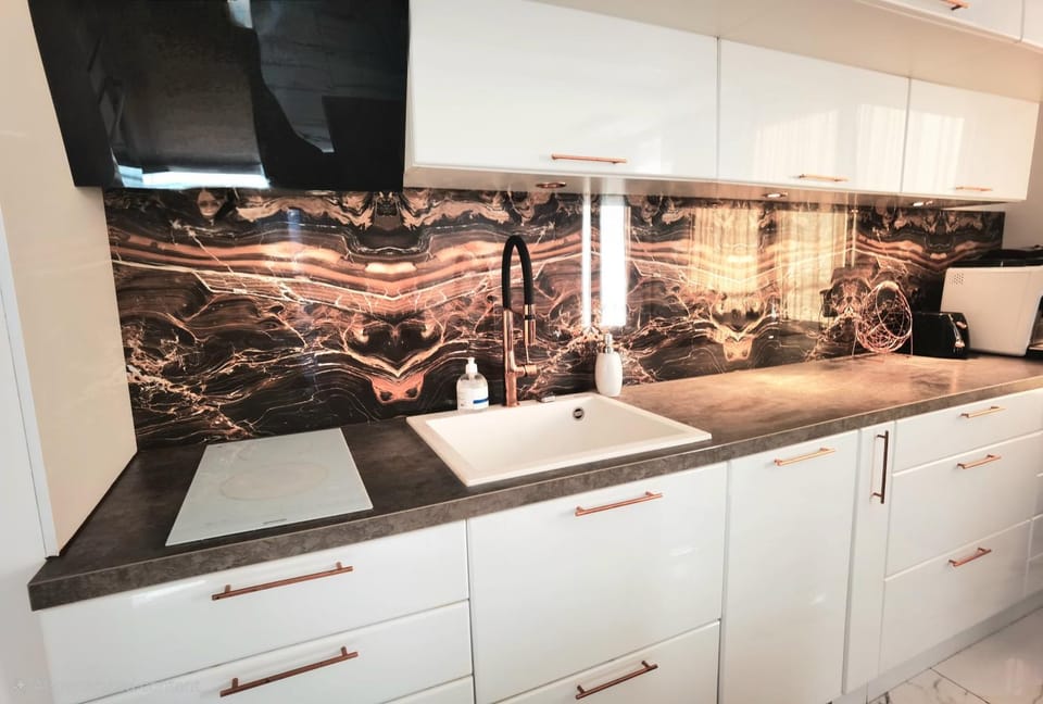 Kitchen or kitchenette, dishwasher