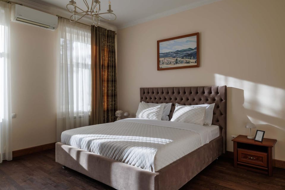 Balcony View in ultracentral Chisinau - Spacious 4 room Living & high end amenities - AC & Bean-Coffee Bar - GrandStay Apartment in Chișinău