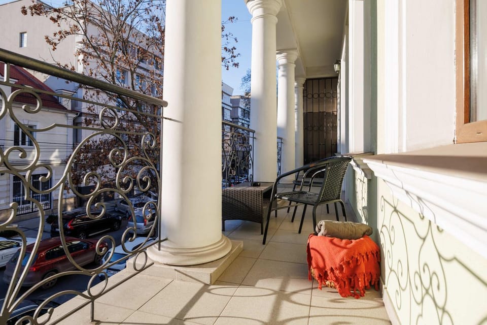 Balcony View in ultracentral Chisinau - Spacious 4 room Living & high end amenities - AC & Bean-Coffee Bar - GrandStay Apartment in Chișinău