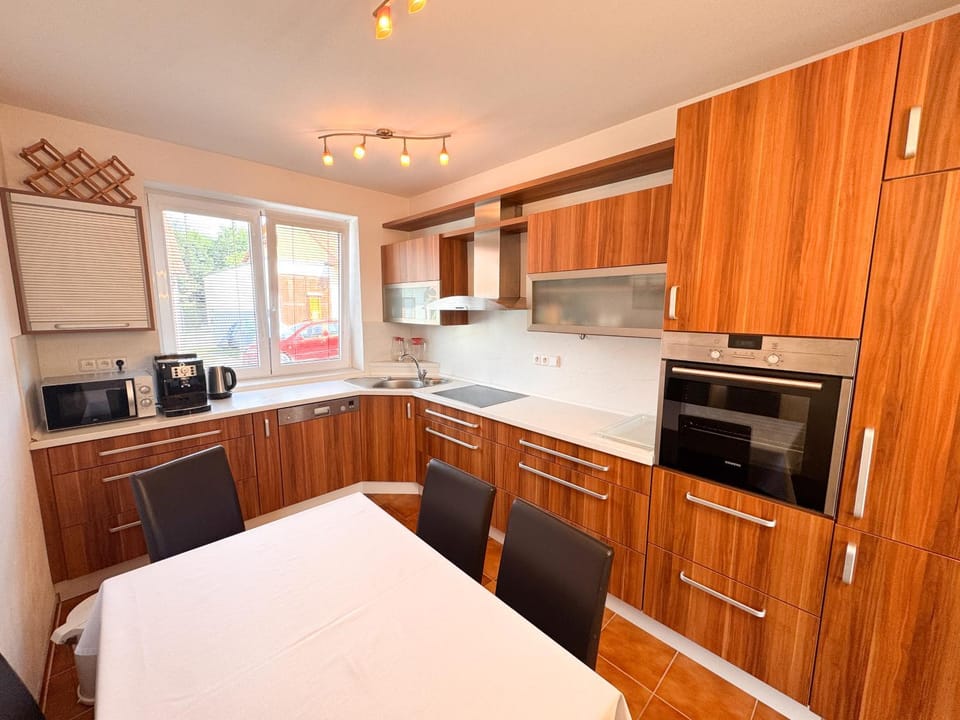Coffee/tea facilities, Kitchen or kitchenette, Dining area, dishwasher, oven, stove