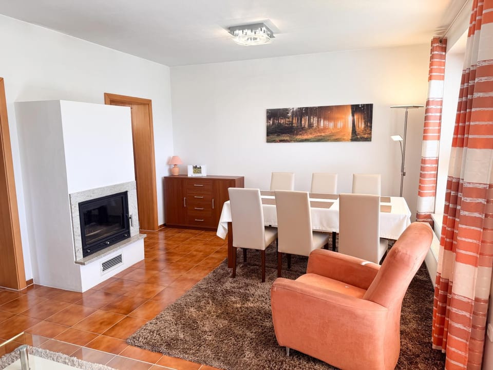 TV and multimedia, Living room, Dining area, fireplace