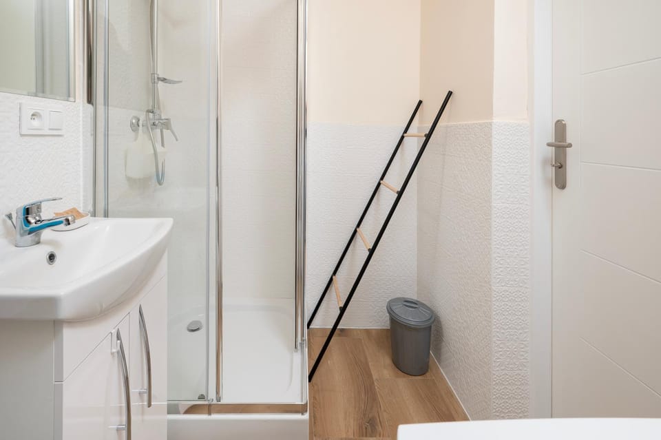 Shower, Bathroom, towels
