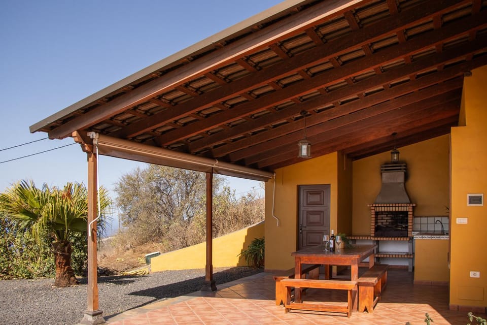 La Planta Private Villa, Pool, BBQ & Ocean Views House in La Palma