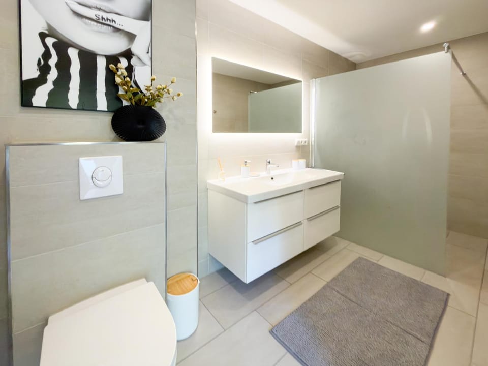 Bathroom, towels