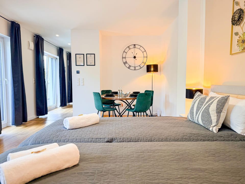 Living room, Photo of the whole room, Seating area, Dining area, Bedroom