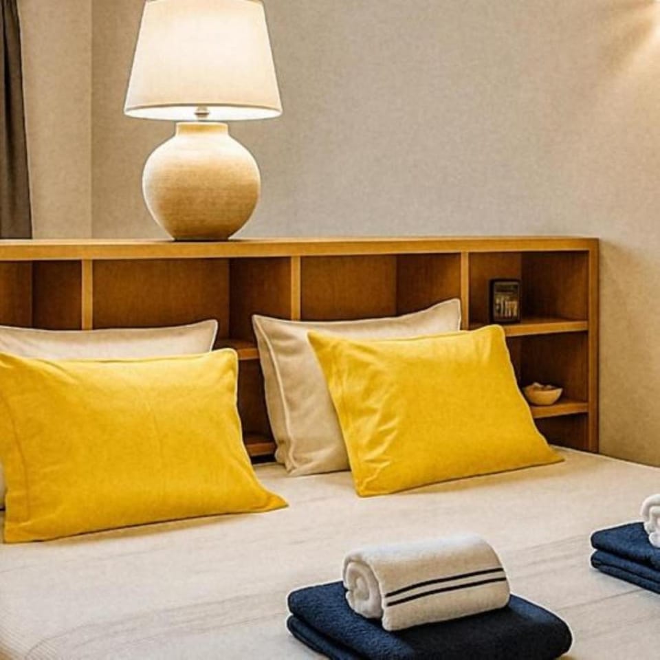 Bed, Bedroom, towels