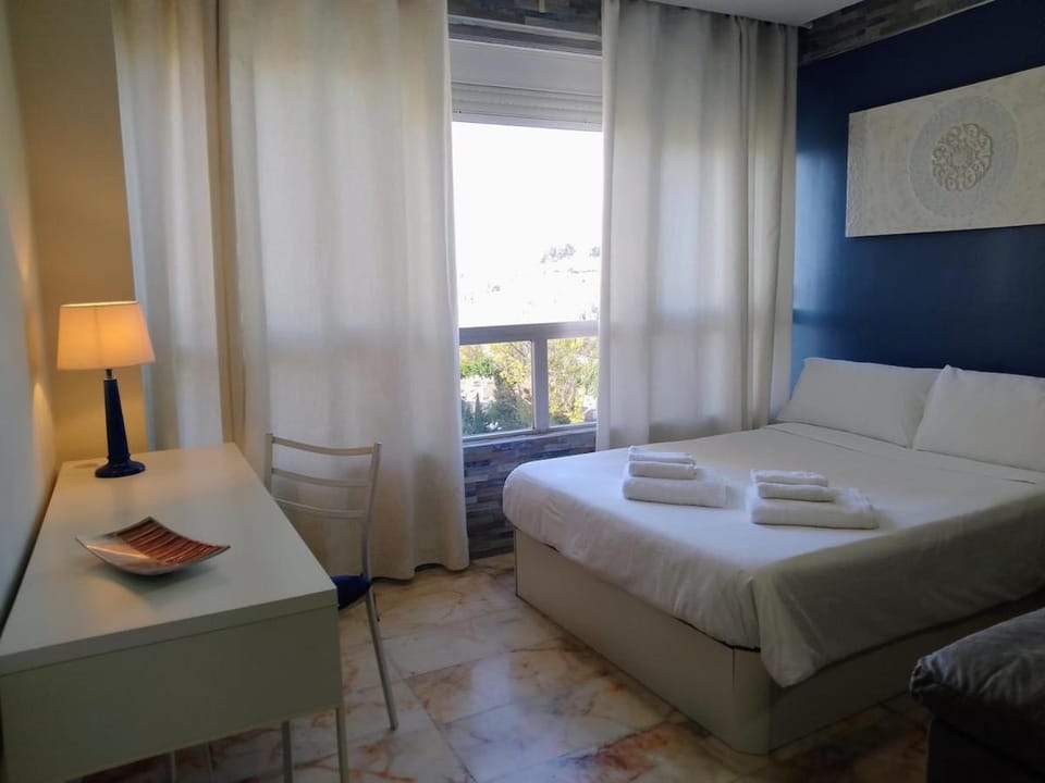 Bed, Photo of the whole room, towels