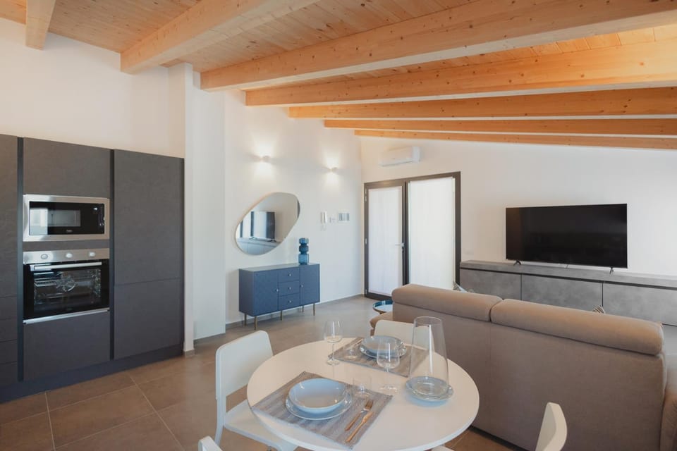 TV and multimedia, Kitchen or kitchenette, Living room, Seating area, Dining area, oven, pet friendly