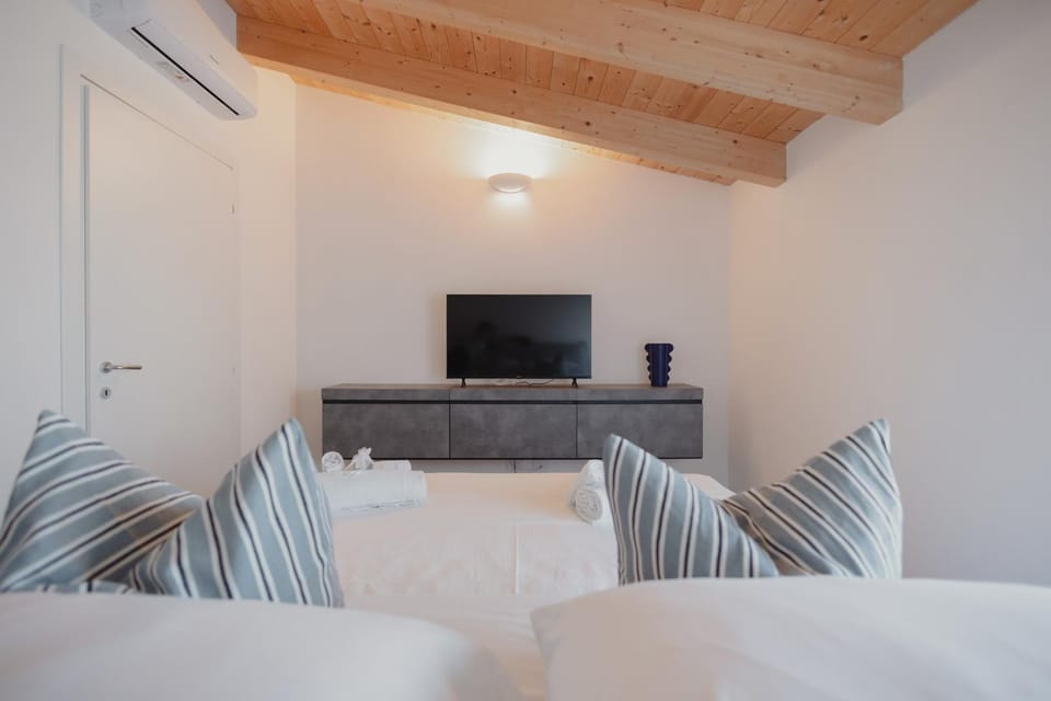 Bed, TV and multimedia, Photo of the whole room, Evening entertainment, Bedroom