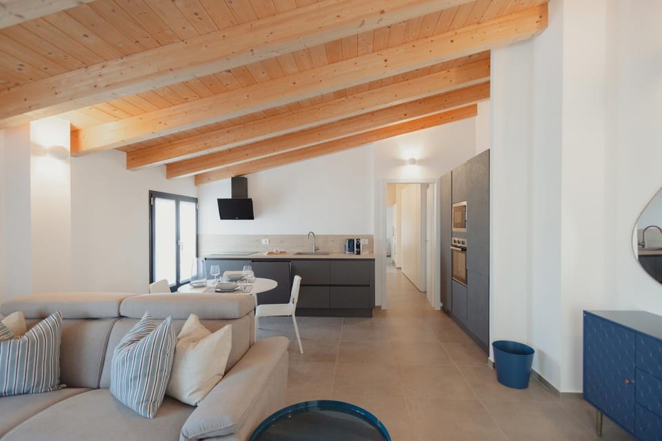 TV and multimedia, Kitchen or kitchenette, Living room, Seating area, Dining area