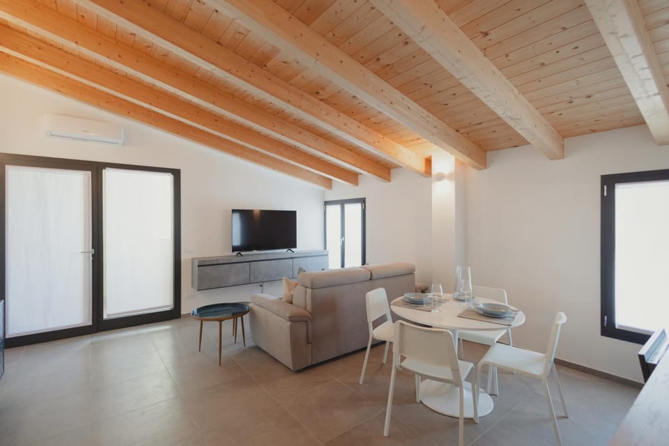 Communal lounge/ TV room, TV and multimedia, Living room, Seating area, Dining area