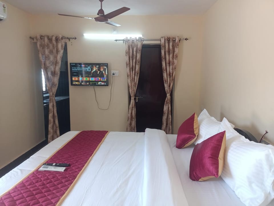 Bed, TV and multimedia, Photo of the whole room, air conditioner