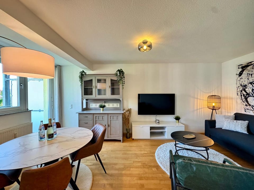 TV and multimedia, Living room, Photo of the whole room, Dining area, Food