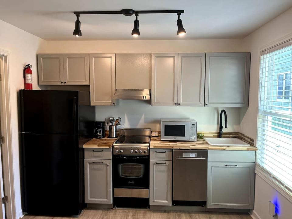 Yellow Door Retreat Minutes to Dwntwn Apartment in Atlanta