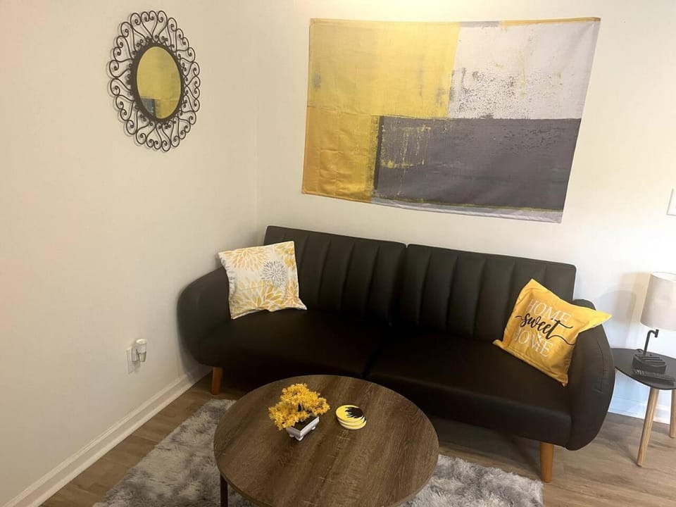 Yellow Door Retreat Minutes to Dwntwn Apartment in Atlanta