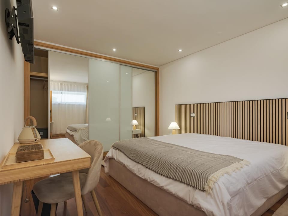 Bed, TV and multimedia, Bedroom