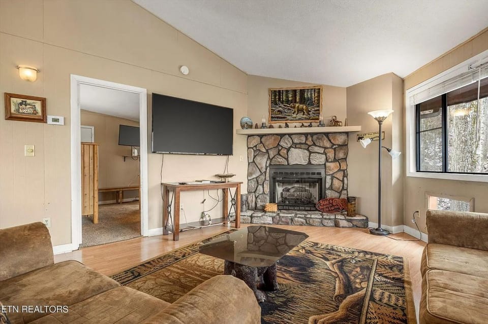 Hideaway Chalet - Hot Tub in the Treetops, Arcade Games, + Close to Ober Mountain! House in Gatlinburg