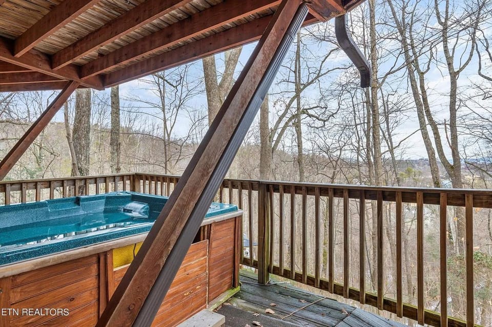 Hideaway Chalet - Hot Tub in the Treetops, Arcade Games, + Close to Ober Mountain! House in Gatlinburg