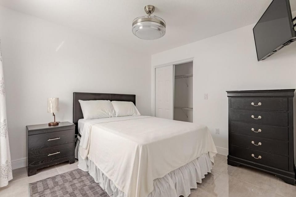 Bed, TV and multimedia, Evening entertainment, Bedroom