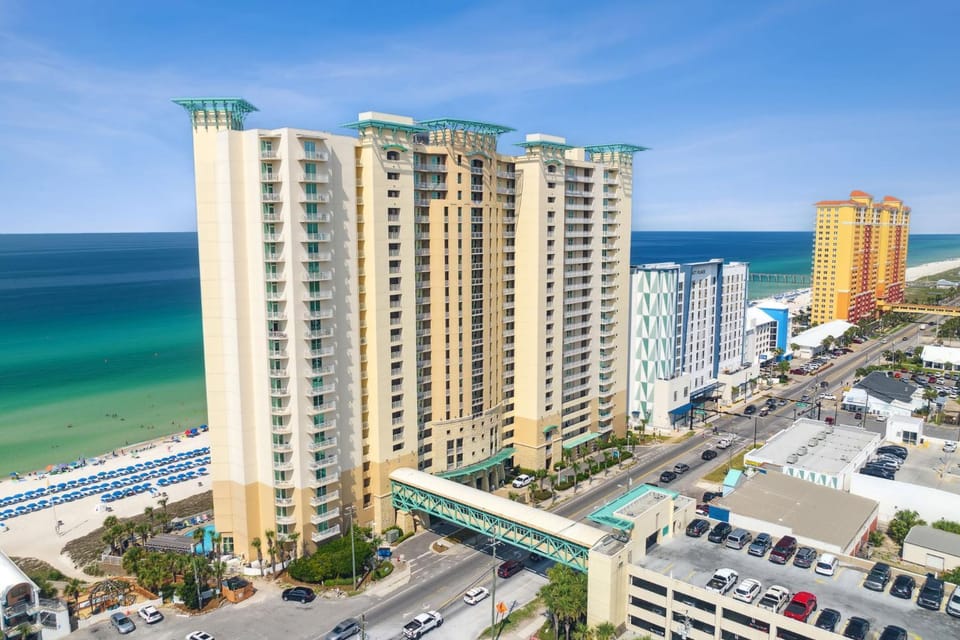 Property building, Neighbourhood, Natural landscape, Bird's eye view, Beach, City view, Sea view, Street view, Location, Parking