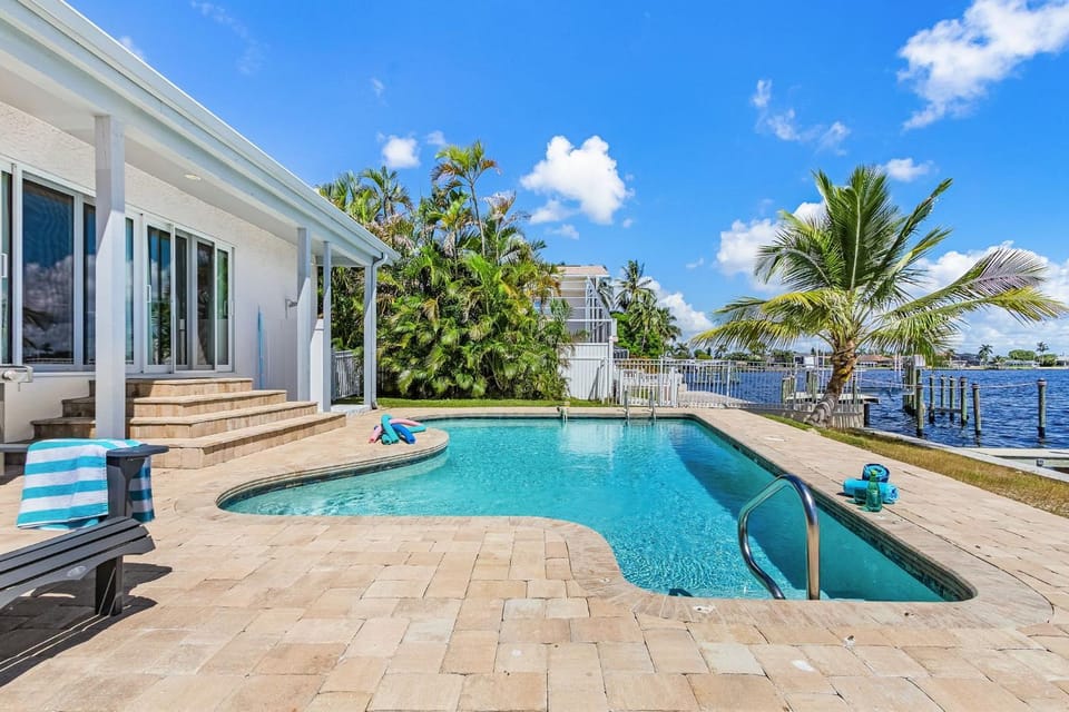 Dive into Fun & Tropical Vibes at Beach Retreat - Coral Beach Dream House in Cape Coral