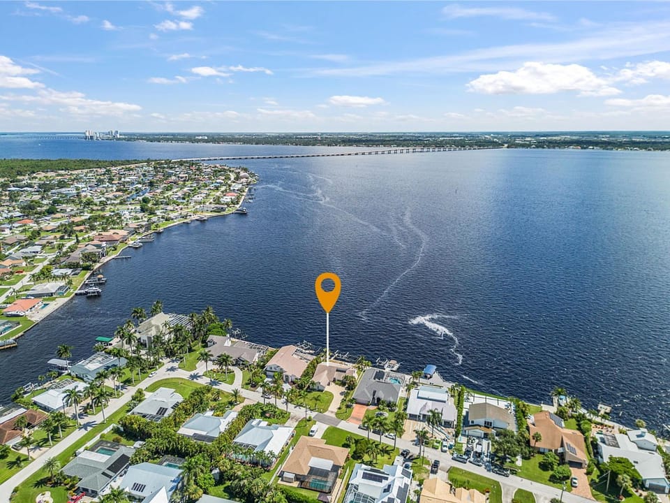 Dive into Fun & Tropical Vibes at Beach Retreat - Coral Beach Dream House in Cape Coral