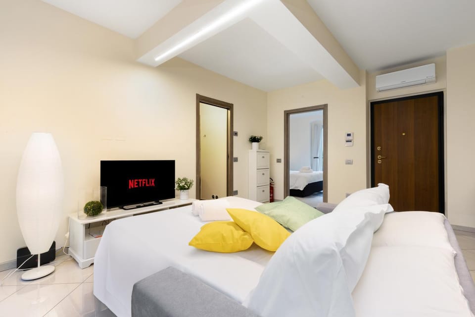 Bed, TV and multimedia, Living room, towels, air conditioner