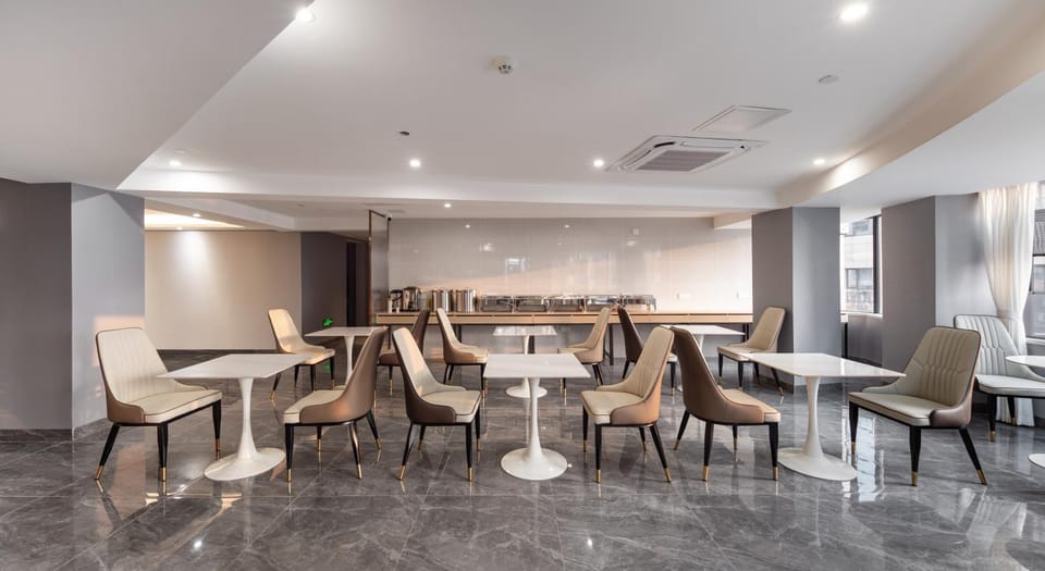 Restaurant/places to eat, Living room, Seating area, Dining area
