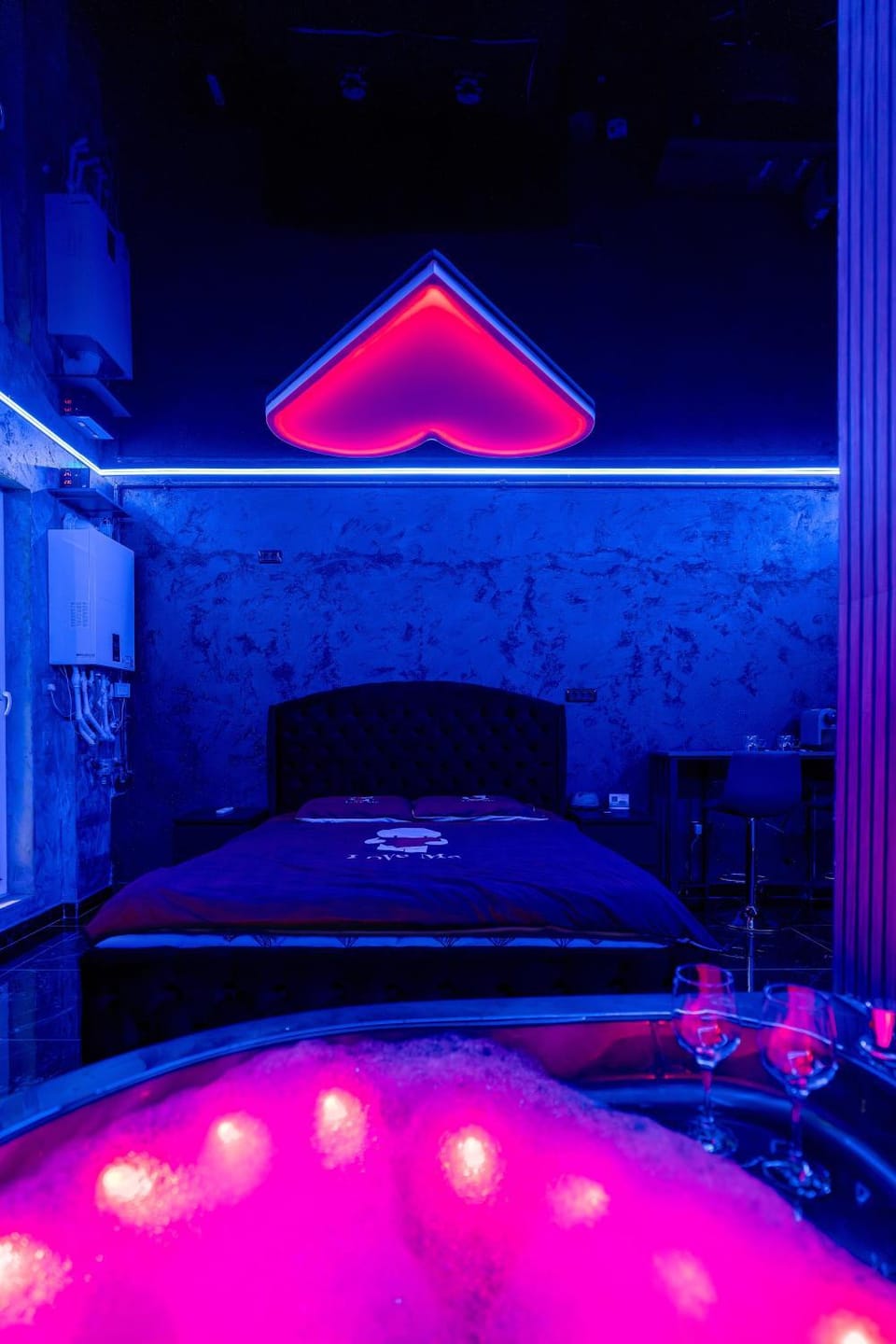 Bed, Hot Tub, Photo of the whole room, Bedroom, Pool view, Swimming pool