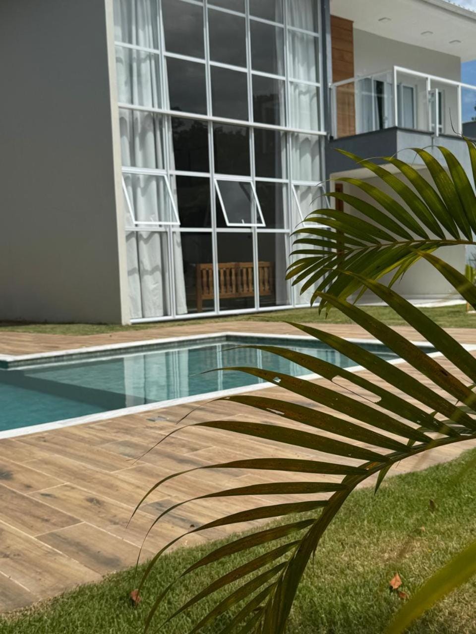 Day, Pool view