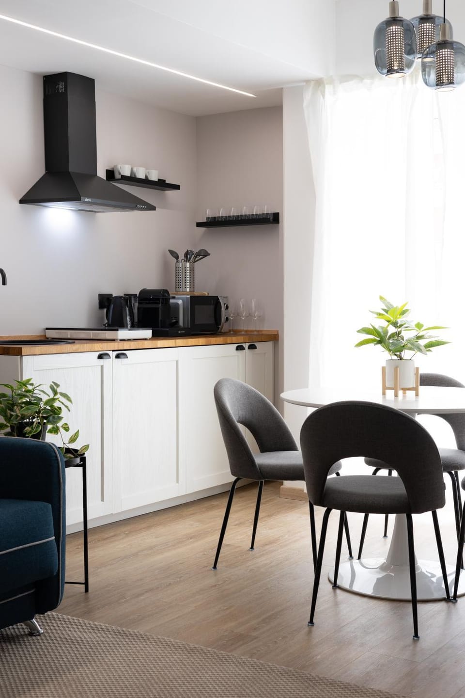 Kitchen or kitchenette, Dining area